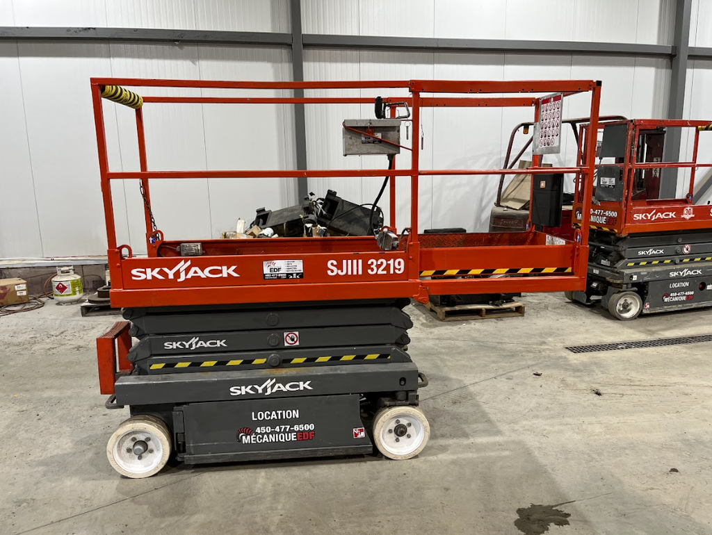 Skyjack SJIII 3219 19' electric scissors lift platform